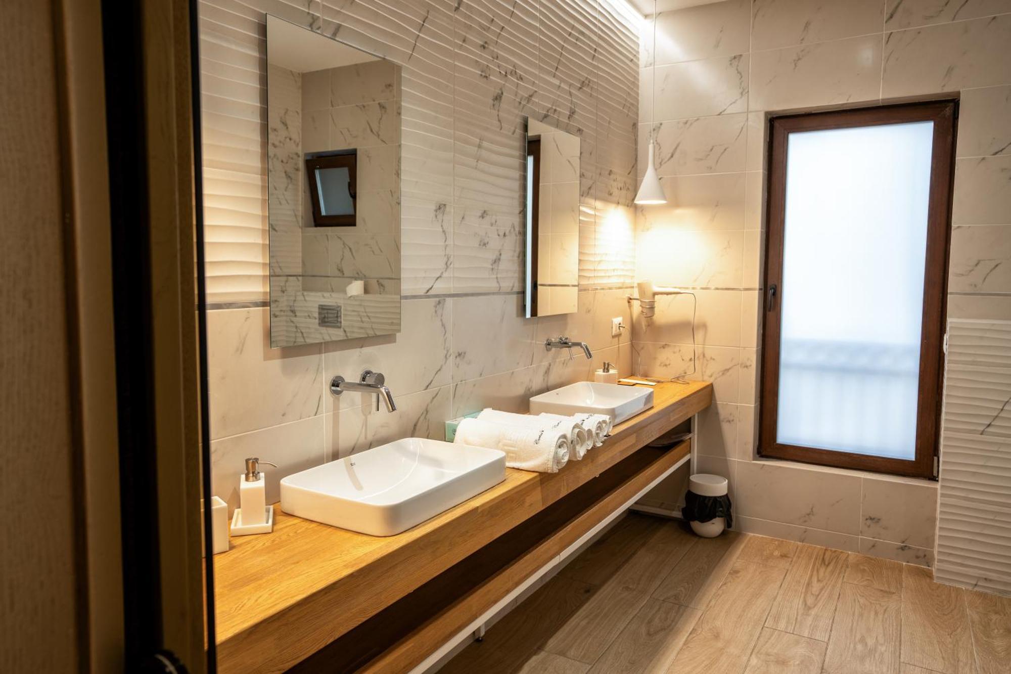 Hotel Curtea Veche 쿠티에데아게스 외부 사진